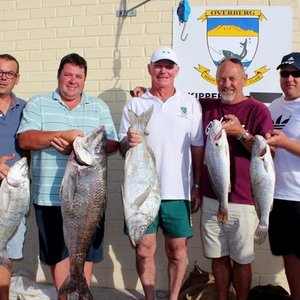 Van die top-wenners van die dag, met vlnr Niel van Niekerk, LJ Fourie en Brian McFarlain, saam met twee vakansiegangers wat deelgeneem het, Wouter Meiring en Jacques Viviers (Jnr).